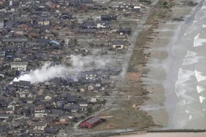 [Video] Sóng thần tràn vào Nhật Bản sau trận động đất thứ hai