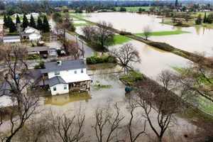 [Video] Hàng trăm người vẫn bị cô lập trong mưa lũ diện rộng tại California