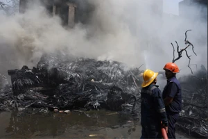 [Video] Số người thiệt mạng trong vụ rơi máy bay Ấn Độ tiếp tục tăng lên