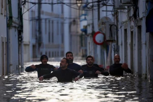 [Video] Bão chồng bão gây thiệt hại nặng nề tại Tây Ban Nha, Bồ Đào Nha