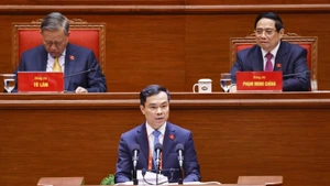 Đồng chí Nguyễn Mạnh Hùng, Phó Giám đốc Học viện Chính trị quốc gia Hồ Chí Minh, trình bày tham luận “Hoàn thiện lý luận về đường lối đổi mới của Đảng trong kỷ nguyên vươn mình của dân tộc”. (Ảnh: TTXVN)