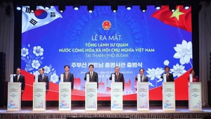 Tổng Bí thư Tô Lâm và các đại biểu thực hiện nghi thức ra mắt Tổng Lãnh sự quán Việt Nam tại thành phố Busan. (Ảnh: TTXVN)