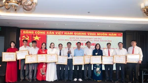 Chi bộ Công ty cổ phần tập đoàn phát triển công nghiệp TTP trao tặng giấy khen cho các đảng viên xuất sắc.