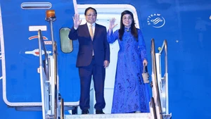 Thủ tướng Phạm Minh Chính và Phu nhân Lê Thị Bích Trân tại sân bay quân sự Galeao, Rio de Janeiro (Brazil). (Ảnh: TTXVN)