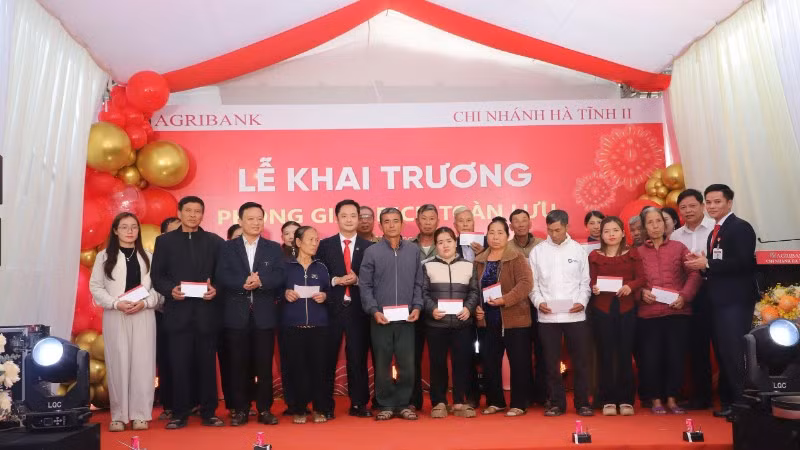 Đại diện lãnh đạo Agribank Hà Tĩnh II và cấp ủy, chính quyền địa phương trao quà cho các hộ gia đình chính sách trên địa bàn.