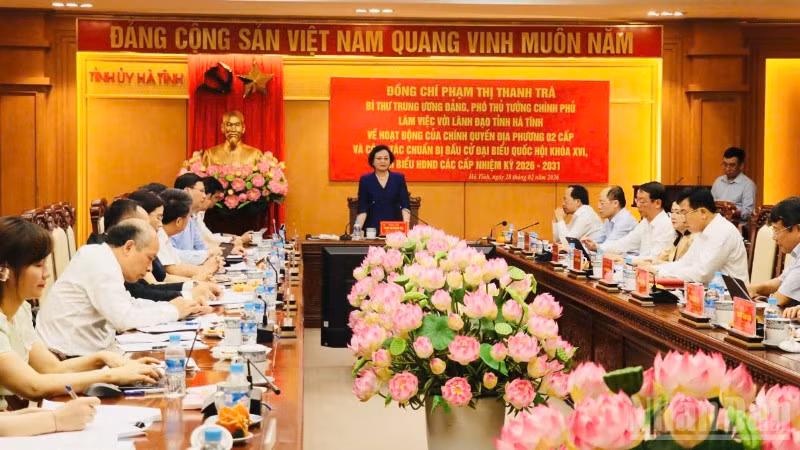 Đồng chí Phạm Thị Thanh Trà cũng đề nghị tỉnh Hà Tĩnh tiếp tục rà soát, đánh giá, kiểm điểm, xem xét một cách căn cơ, kỹ lưỡng, đồng bộ, toàn diện về quá trình vận hành chính quyền địa phương 2 cấp.