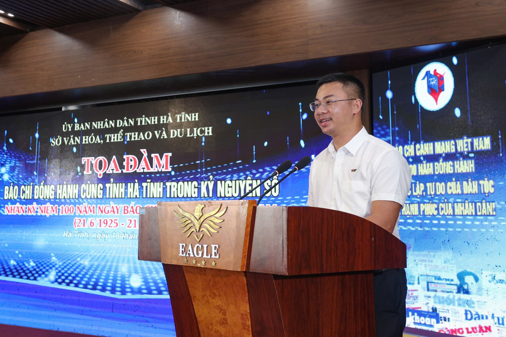 Nhà báo Quang Tiến, Phóng viên Trung tâm Truyền hình Việt Nam tại khu vực miền trung trình bày tham luận tại buổi toạ đàm img-2918.jpg