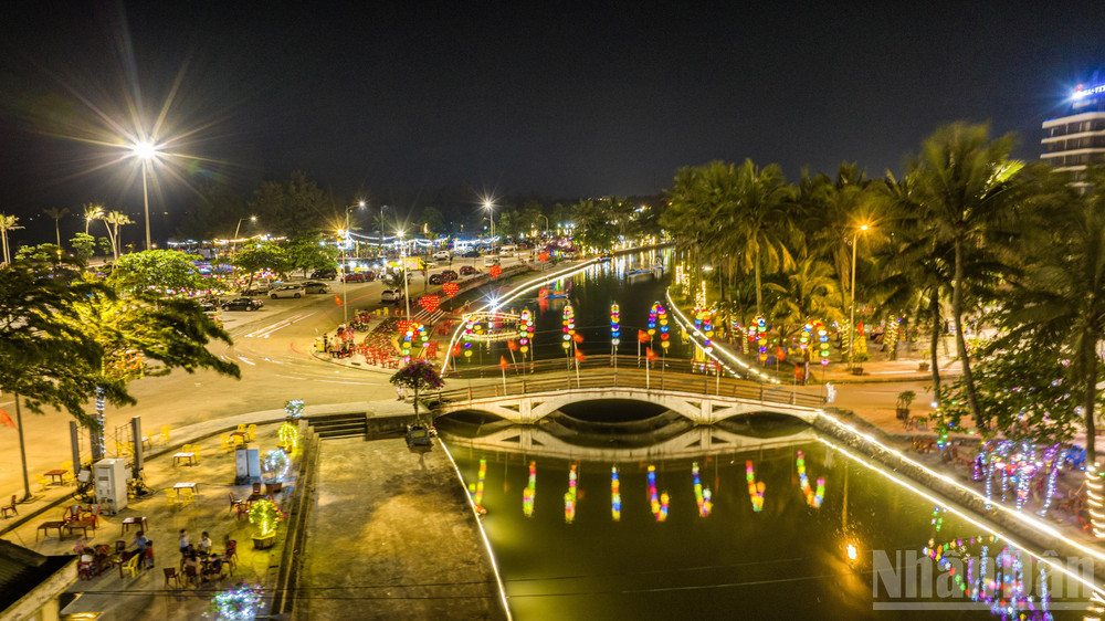 Lạch nước ngọt chạy song song với bãi biển dệt nên không gian thoáng đãng, giữa lòng khu du lịch biển Xuân Thành. (Ảnh: ĐẬU HÀ) ndo_br_xuan-thanh-ve-dem.jpg