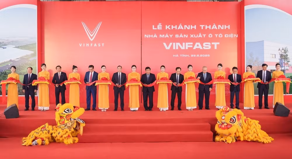 Các đại biểu thực hiện nghi thức cắt băng khánh thành nhà máy.