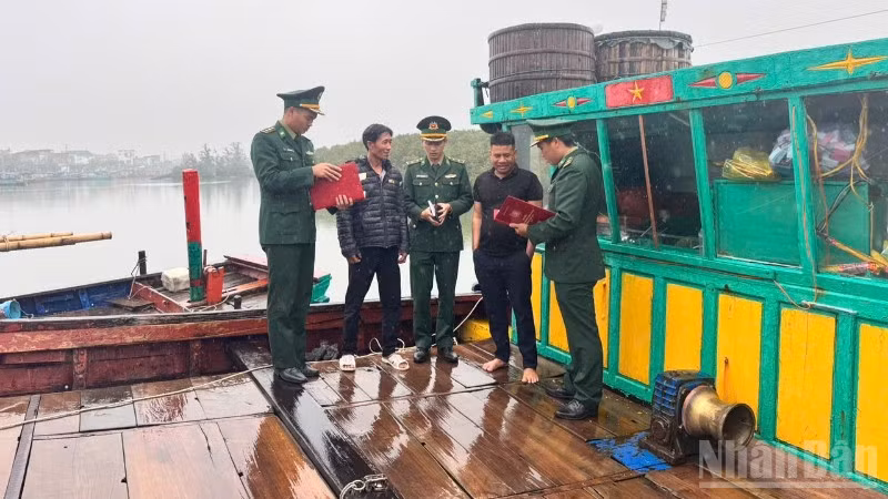 Tổ công tác của Đồn Biên phòng Cửa Sót tranh thủ thời gian tổ chức công tác tuyên truyền, hướng dẫn ngư dân bầu cử theo quy định.