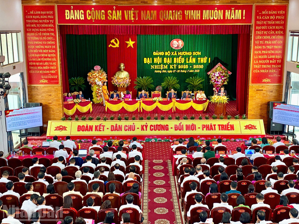 240 đại biểu thay mặt cho 2.297 đảng viên dự đại hội Đảng bộ xã Hương Sơn. ndo_bl_1000001060.jpg