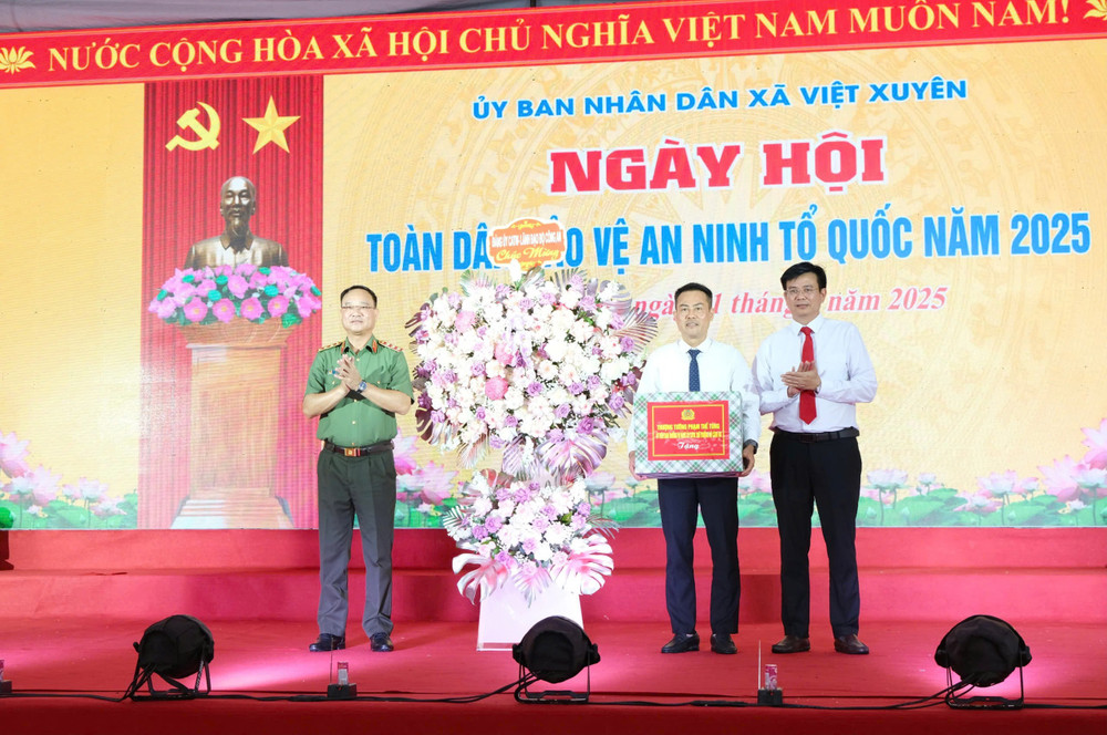 Thứ trưởng Phạm Thế Tùng chúc mừng và biểu dương cấp ủy, chính quyền và các tầng lớp nhân dân xã Việt Xuyên trong phong trào toàn dân bảo vệ an ninh Tổ quốc. ca4.jpg