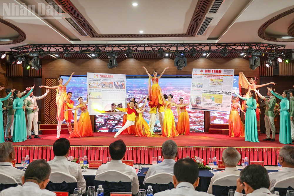 Tiết mục văn nghệ chào mừng lễ kỷ niệm.