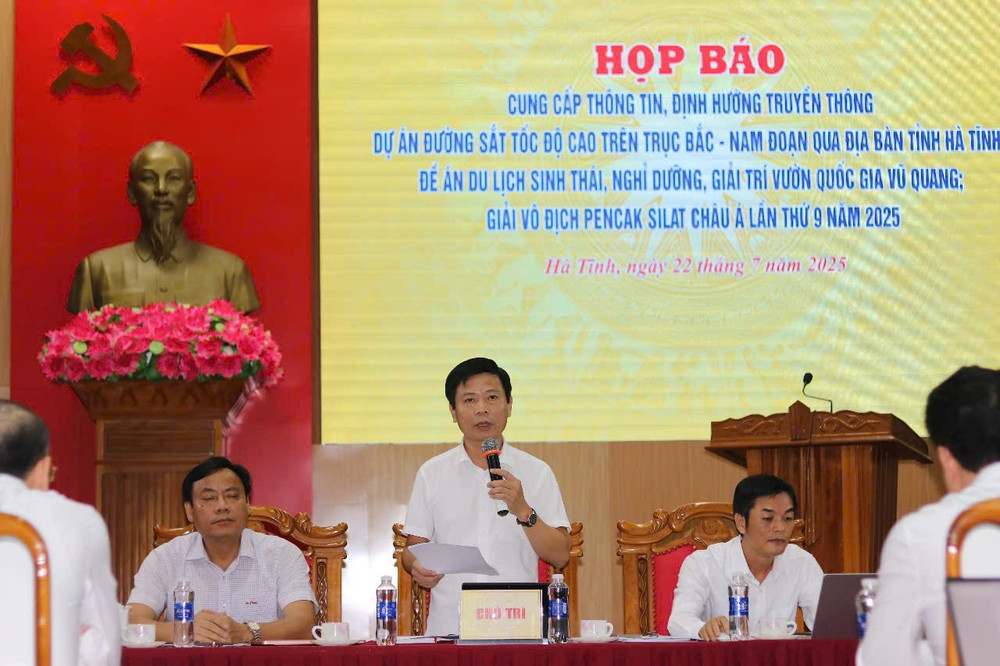 Đại diện lãnh đạo Sở Văn hóa, Thể thao và Du lịch Hà Tĩnh thông tin về giải đấu. img-3474.jpg