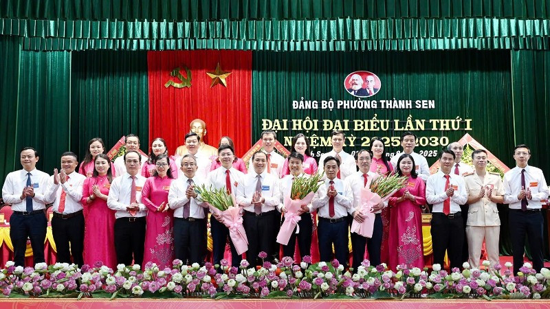 Ban chấp hành Đảng bộ phường Thành Sen nhiệm kỳ 2025-2030 ra mắt đại hội.