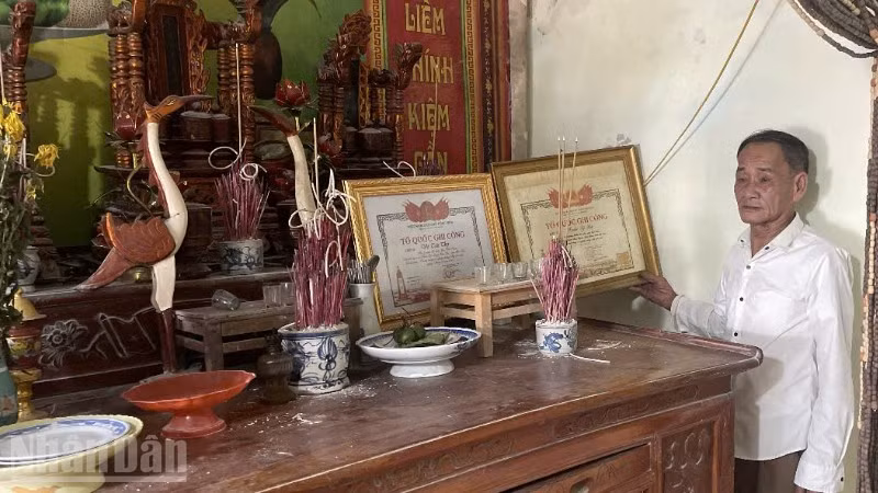 Ông Trần Trung, em trai 2 liệt sĩ Võ Tấn Thọ và Trần Sỹ Lực bên bàn thờ hai anh trai là liệt sĩ Võ Tấn Thọ và Trần Sỹ Lực.
