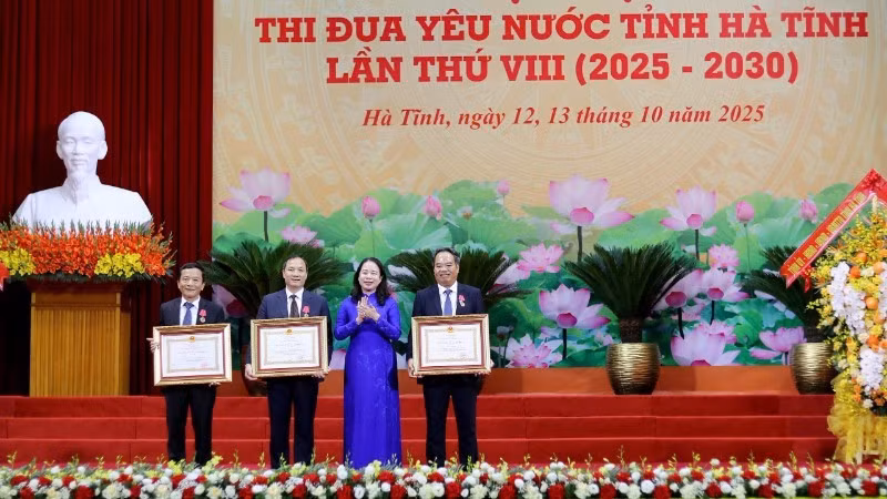 Phó Chủ tịch nước Võ Thị Ánh Xuân trao tặng Huân chương Lao động hạng Nhì cho các đồng chí lãnh đạo, nguyên lãnh đạo tỉnh Hà Tĩnh.
