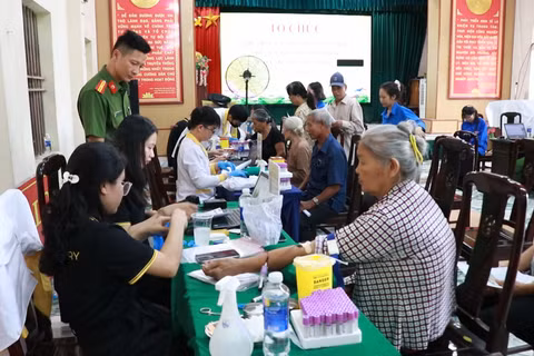 [Video] Lấy mẫu ADN thân nhân - chìa khóa xác định danh tính liệt sĩ