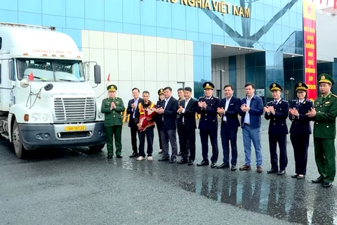 [Video] 170 tấn hàng thông quan trong ngày đầu thí điểm xuất nhập khẩu xuyên tuần