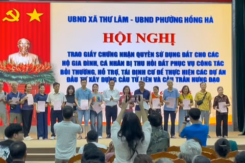 [Video] Người dân Hà Nội giao đất xây cầu nhận “sổ đỏ” tái định cư