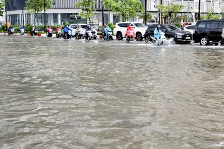 Ngập úng diện rộng tại nhiều tuyến đường Hà Nội do mưa lớn. (Ảnh: VĂN THỊNH)