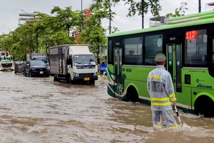 Ngập sâu tại nhiều tuyến đường do ảnh hưởng của hoàn lưu bão số 10. (Ảnh: VĂN THỊNH)