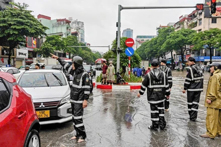 Cảnh sát Cơ động thực hiện nhiệm vụ phân luồng giao thông, hỗ trợ người dân sáng 7/10. (Ảnh: QUỲNH LAN)
