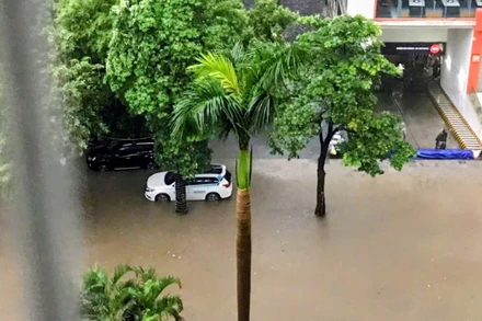Khu vực đường Hàm Nghi-Nguyễn Cơ Thạch bị ngập do ảnh hưởng của cơn bão số 11. (Ảnh: VĂN THỊNH)