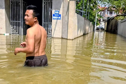 Nước lũ ngập đến ngang thân người tại khu vực Sóc Sơn. (Ảnh: VĂN THỊNH)