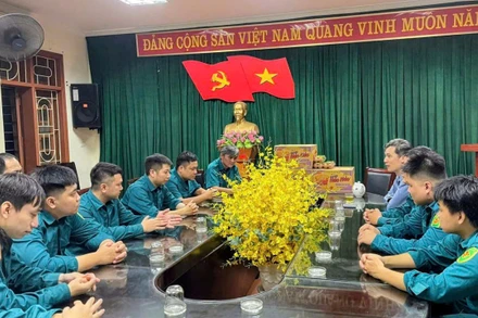 Lực lượng dân quân ứng trực mưa bão trong đêm 30/9 tại Hà Nội. (Ảnh: VĂN THỊNH)