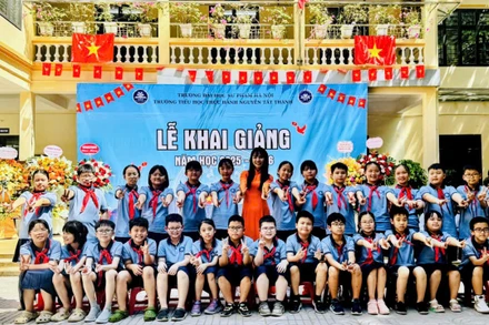 Khoảnh khắc chào mừng năm học mới của cô trò Trường tiểu học thực nghiệm Nguyễn Tất Thành, phường Cầu Giấy. (Ảnh: VIỆT HÀ) 