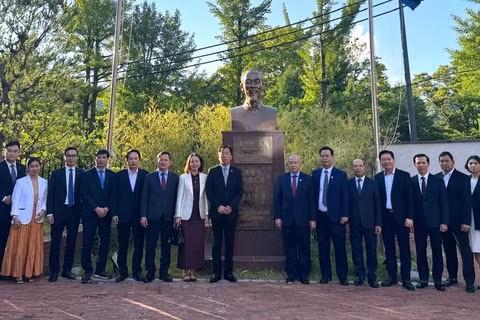 Cán bộ Đại sứ quán và Đoàn công tác của thành phố Hải Phòng chụp ảnh kỷ niệm bên Tượng Chủ tịch Hồ Chí Minh trong khuôn viên Đại sứ quán.