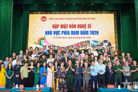 Đại tướng Nguyễn Trọng Nghĩa chụp ảnh lưu niệm cùng các nghệ sĩ.