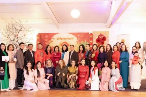 Đại biểu tham dự chương trình Xuân Quê hương chụp ảnh kỷ niệm.