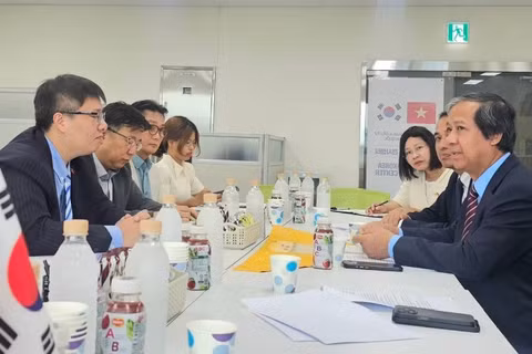 Quang cảnh buổi làm việc. 