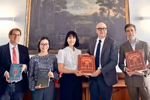 Đại sứ Nguyễn Phương Anh trao tặng một số đầu sách cho Khoa tiếng Việt của Trường đại học Phương Đông Napoli. (Ảnh: Đại sứ quán Việt Nam tại Italia cung cấp)