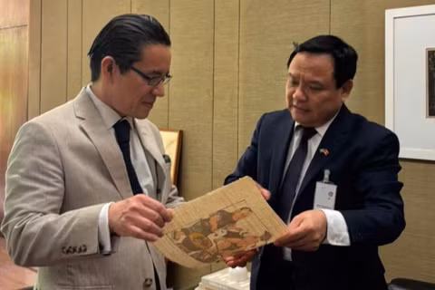 Đại sứ Bùi Văn Nghị trao đổi với Đại sứ Marco Antonio Nakata, Giám đốc Viện Guimarães Rosa (GRI) về nghệ thuật tranh Đông Hồ của Việt Nam. (Ảnh do Đại sứ quán Việt Nam tại Brazil cung cấp)