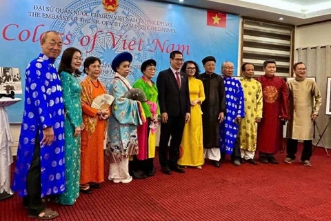 Áo dài di sản của ba miền bắc, trung, nam được giới thiệu tại chương trình "Sắc màu Việt Nam".