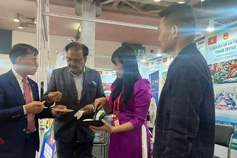 Gian hàng của các doanh nghiệp Việt Nam thu hút được sự quan tâm của các đối tác Ấn Độ. (Ảnh do Thương vụ Việt Nam tại Ấn Độ cung cấp)