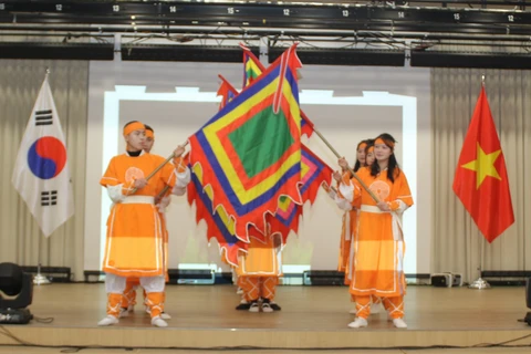 Một tiết mục văn nghệ được biểu diễn tại chương trình Xuân Quê hương tại Hàn Quốc. (Ảnh do Đại sứ quán Việt Nam tại Hàn Quốc cung cấp)