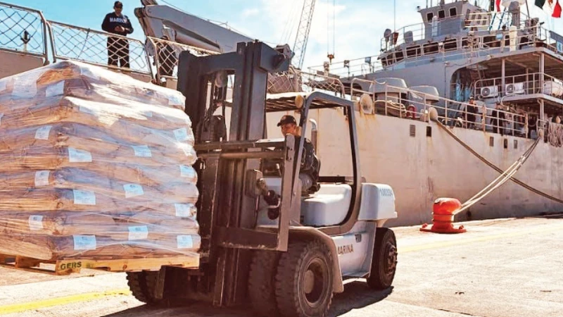 Tàu Maguro vượt bão mang hàng viện trợ tới Cuba, thể hiện tình đoàn kết quốc tế