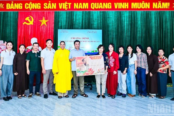 Công đoàn Báo Nhân Dân, Đại đức Thích Vân Phong cùng các nhà hảo tâm đã phối hợp chính quyền địa phương tổ chức thăm hỏi, động viên và trao quà, tặng các hộ gia đình. 