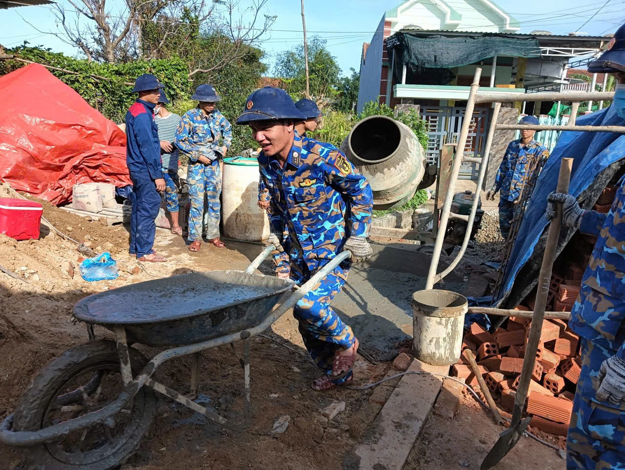 เจ้าหน้าที่และทหารของกองทัพเรือกำลังทำงานอย่างหนักเพื่อเร่งความคืบหน้าในการก่อสร้างเพื่อให้ผู้คนสามารถมีที่อยู่อาศัยใหม่ได้ในไม่ช้าหลังน้ำท่วม b.jpg