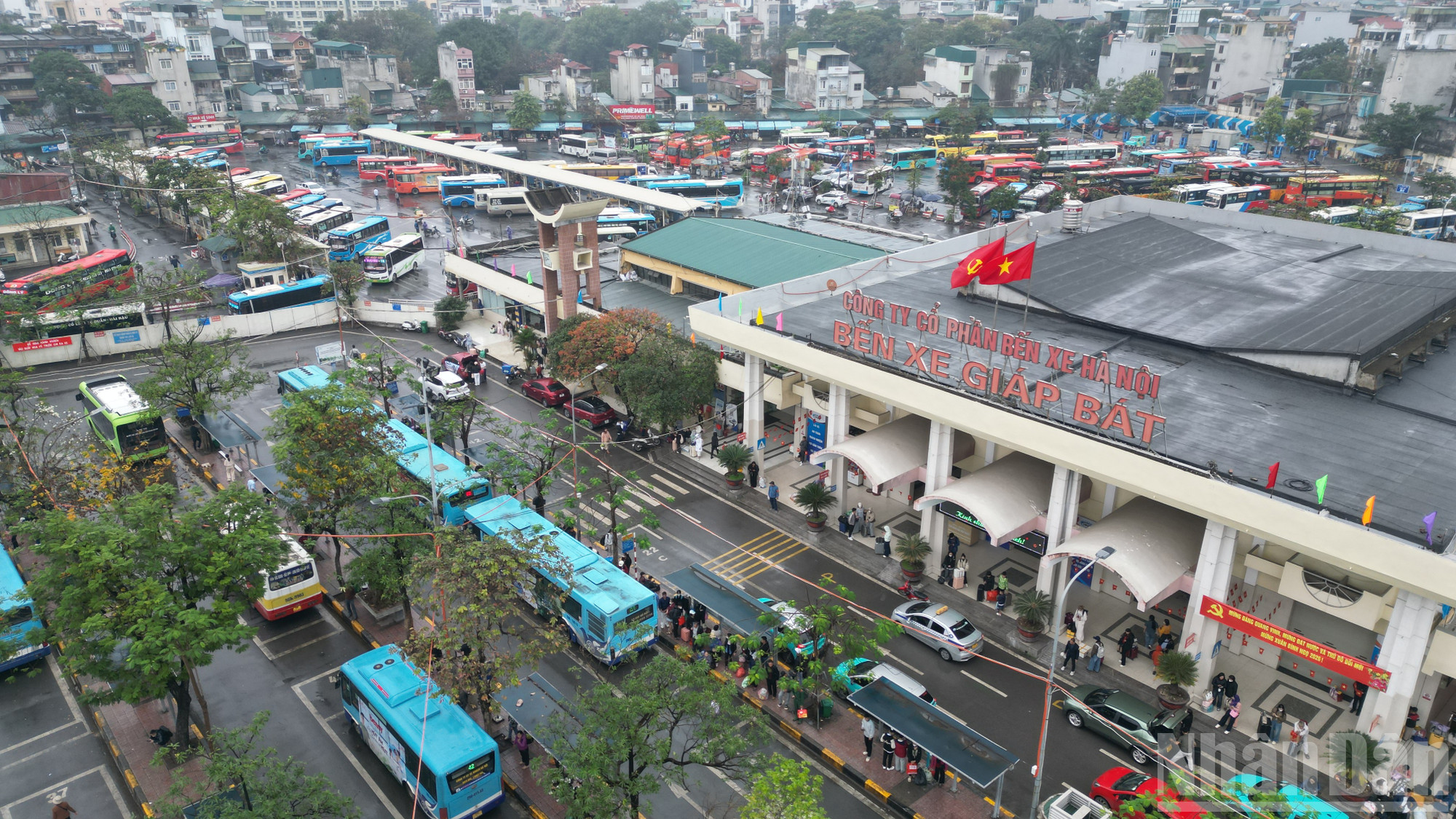 [Ảnh] Người dân nhộn nhịp trở lại Thủ đô trong mưa xuân mùng 6 Tết