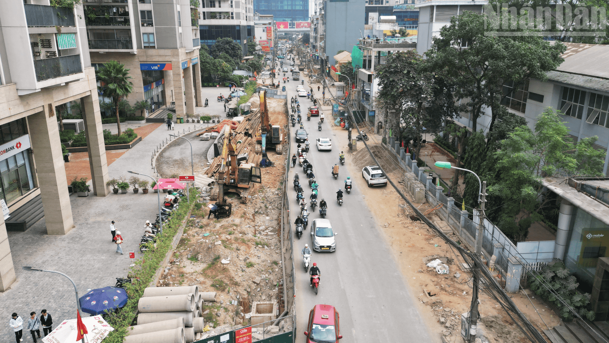 Tình trạng thi công kéo dài khiến giao thông trên tuyến đường Nguyễn Tuân thường xuyên bị thu hẹp, ùn ứ cục bộ vào giờ cao điểm.