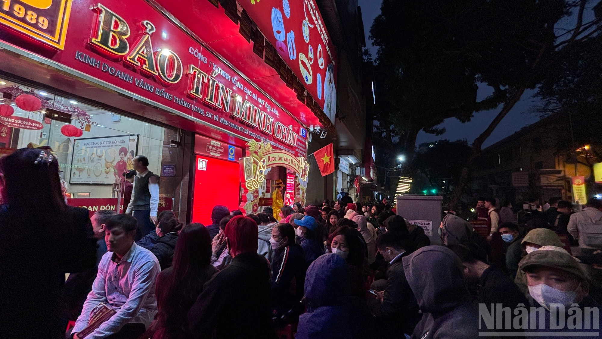 [Ảnh] Người dân đội mưa xếp hàng từ sáng sớm để mua vàng trong Ngày vía Thần tài