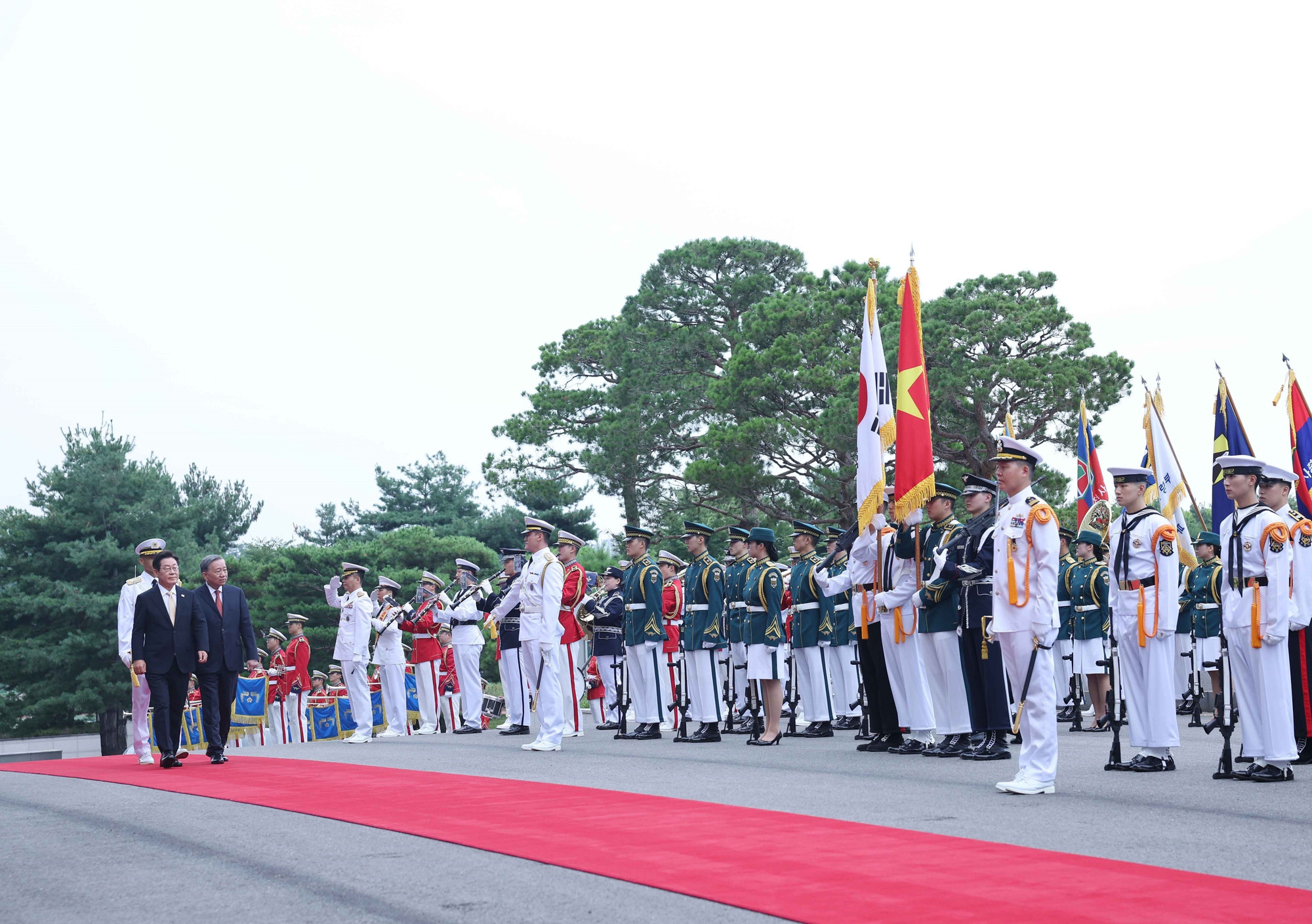 vna-potal-le-don-tong-bi-thu-to-lam-va-phu-nhan-tham-cap-nha-nuoc-han-quoc-8202571.jpg