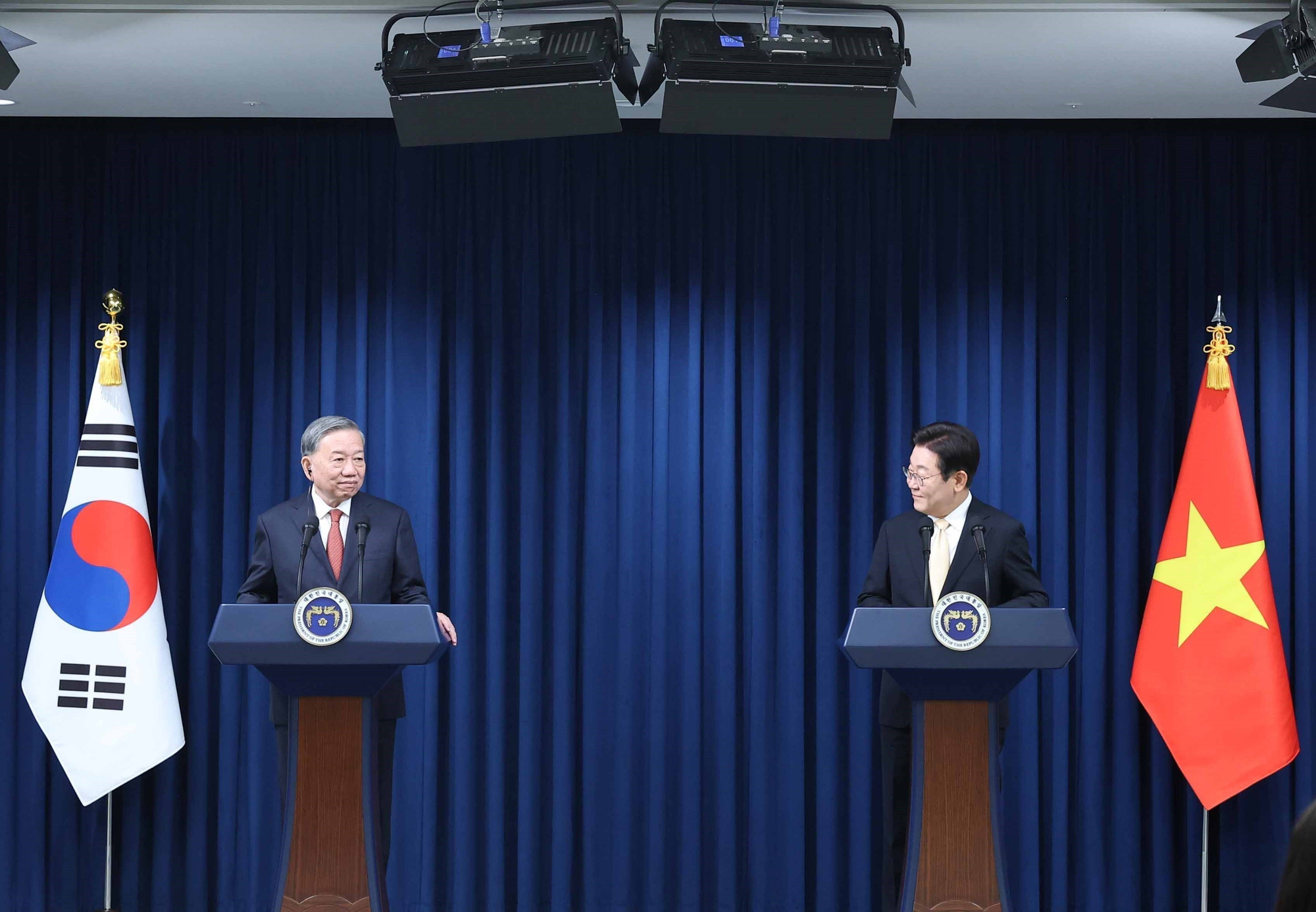 vna-potal-tong-bi-to-lam-and-tong-thong-korean-lee-jae-myung-met-go-bao-chi-8202876.jpg