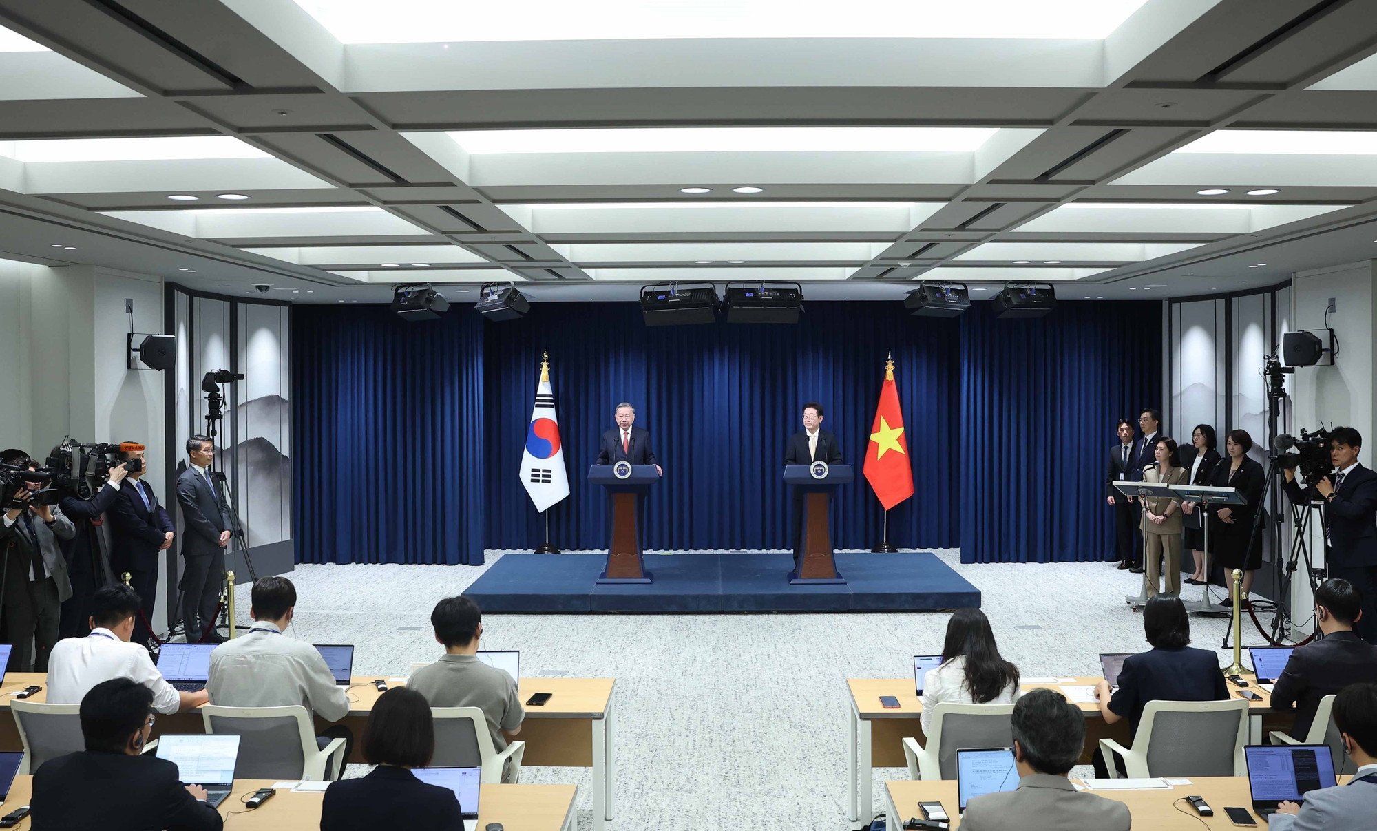 vna-potal-tong-bi-to-lam-and-tong-thong-korean-lee-jae-myung-met-go-bao-chi-8202890.jpg