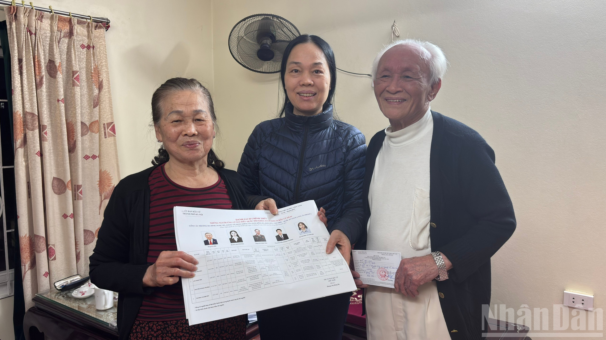 Hà Nội: Đến từng nhà trao thẻ cử tri cho người dân